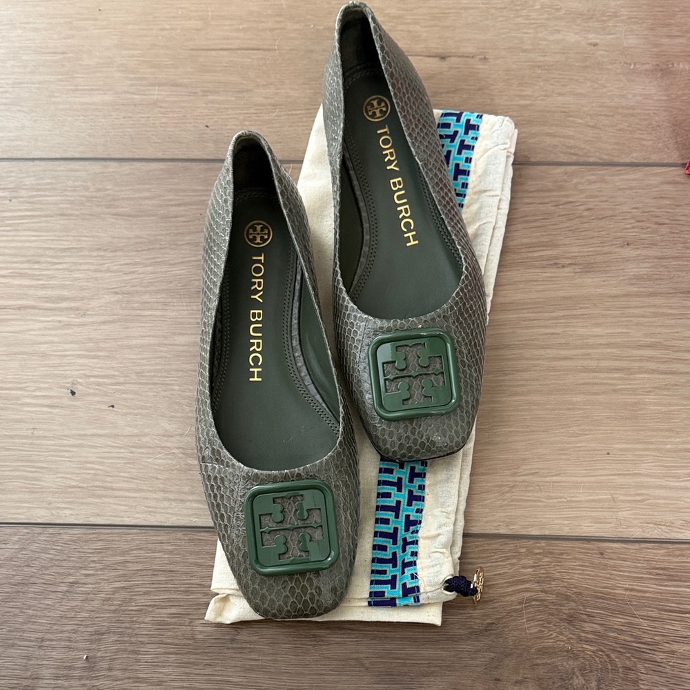 Tory Burch Georgia Ballet Flats in Palm Leaf with Logo Accent Size 7 - Picture 8 of 9
